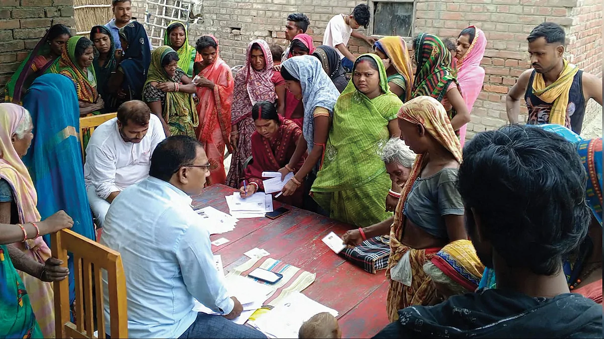 Bihar: Confused voters mill around the BLOs and BLAs to fill forms and figure out ‘documents’