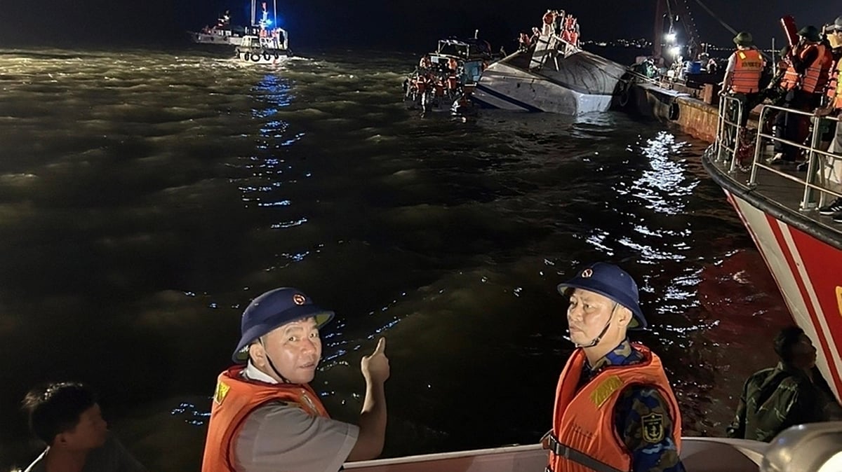 Rescue workers search for people after a tourist boat capsized in Ha Long Bay on 19 July (photo: AP/PTI)