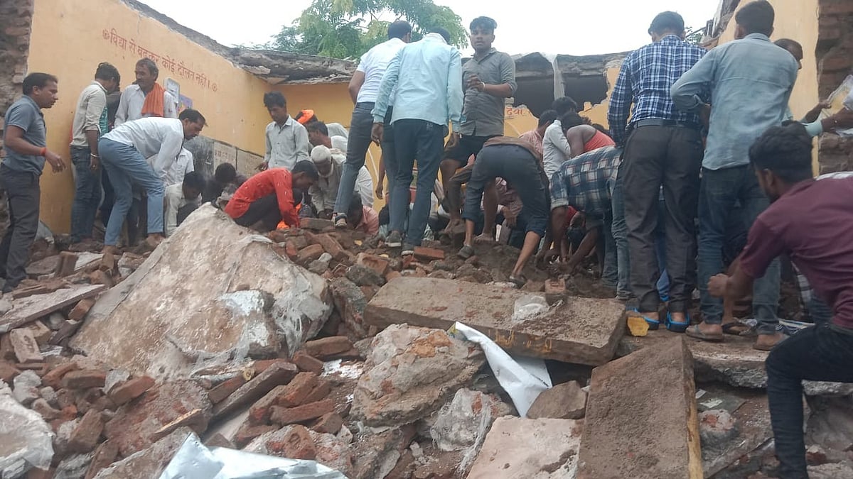 People look for missing students in Jhalawar district on 25 July (photo: @sunaina_bhola/X)
