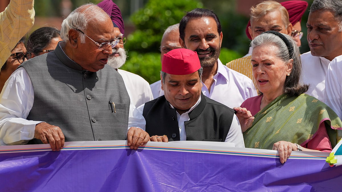 Kharge, Sonia other Opposition MPs protest against SIR in Parliament