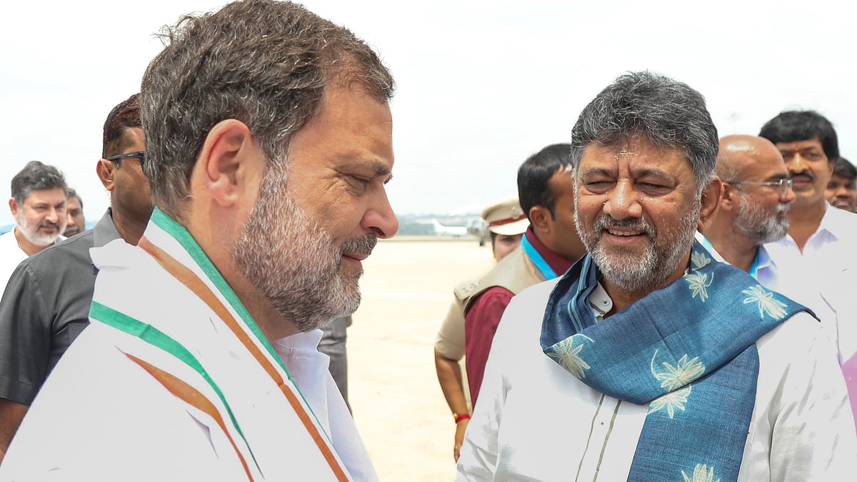 D.K. Shivakumar welcomes Rahul Gandhi in Bengaluru on 8 August