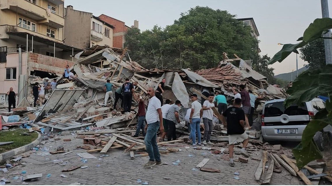 6.1 quake hits Turkey’s Balikesir, kills 1, topples buildings