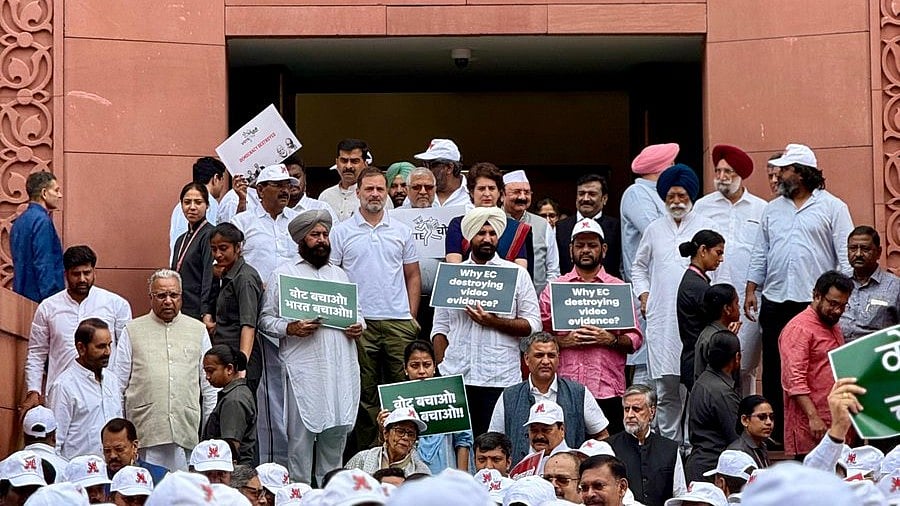 The INDIA bloc MPs gather at Makar Dwar before the march upon Nirvachan Sadan