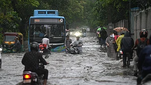 Heavy rain lashes Delhi-NCR, waterlogging hits traffic in several areas