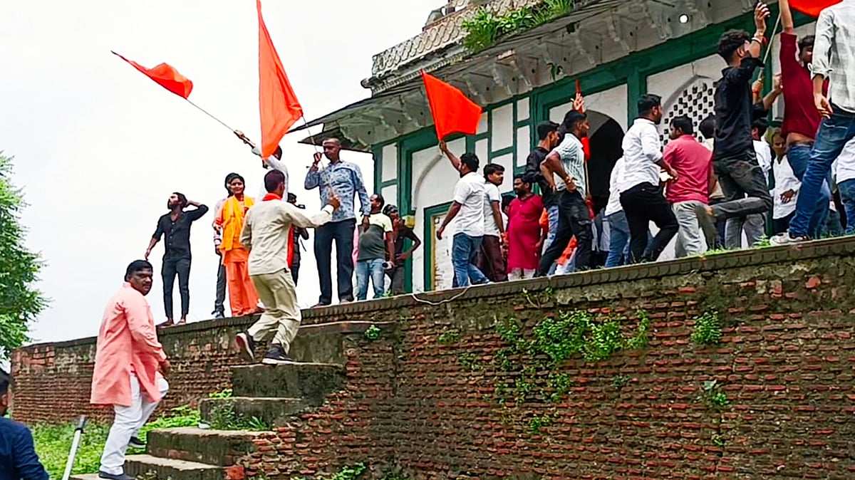 Vandals at the Fatehpur mausoleum on 11 August