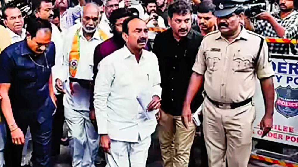 Ex-SIB chief Prabhakar Rao (centre)