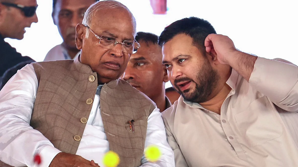 Mallikarjun Kharge with Tejashwi Yadav in Sasaram on 17 August
