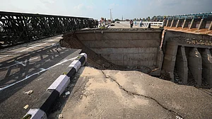 Life hit in Jammu; Srinagar highway shut for 5th day, rail traffic halted