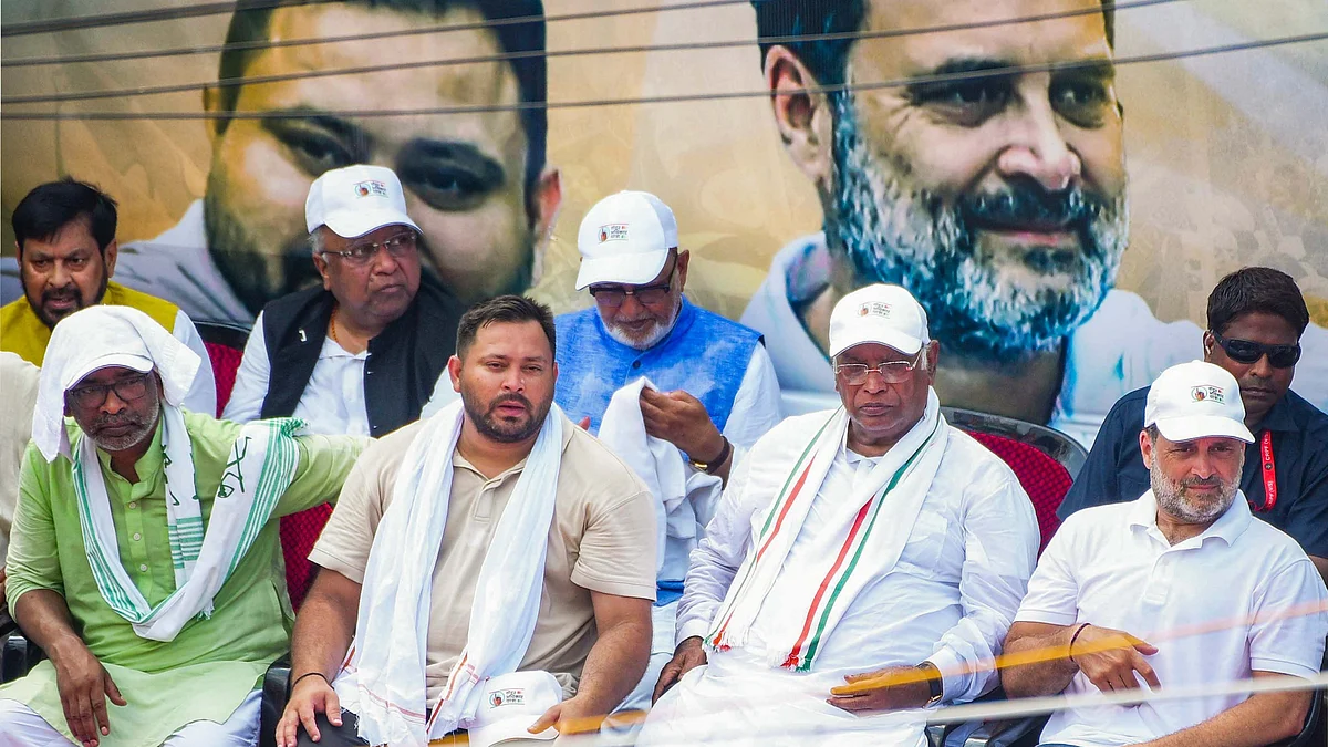 Congress leaders Rahul Gandhi and Mallikarjun Kharge with Tejashwi Yadav and Hemant Soren