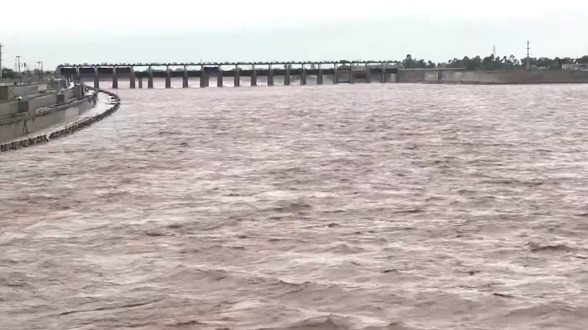 Rivers, streams in spate following rain in Kashmir, Srinagar-Jammu NH closed