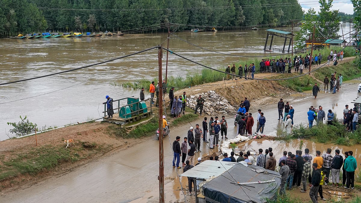 Dal Lake dwellers on edge as Jhelum rages, Valley cut off