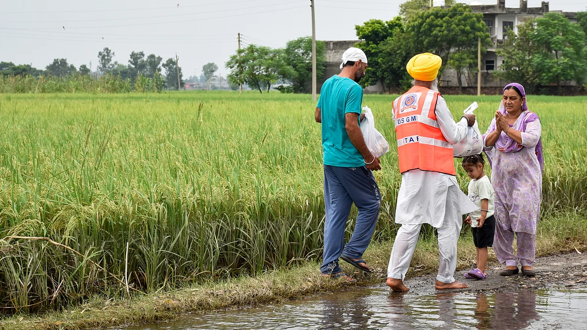 Volunteers are providing food and other aid to the affected people (Photo: PTI) 
