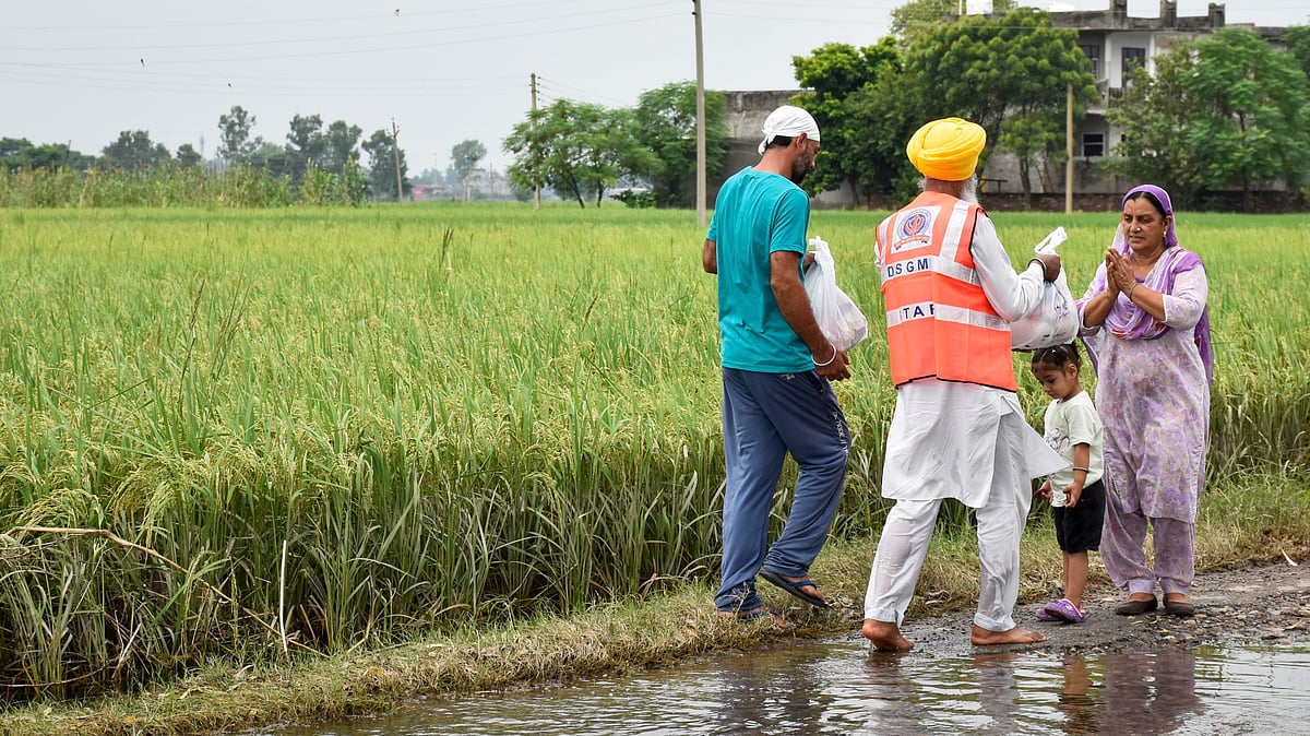 Volunteers are providing food and other aid to the affected people (Photo: PTI)