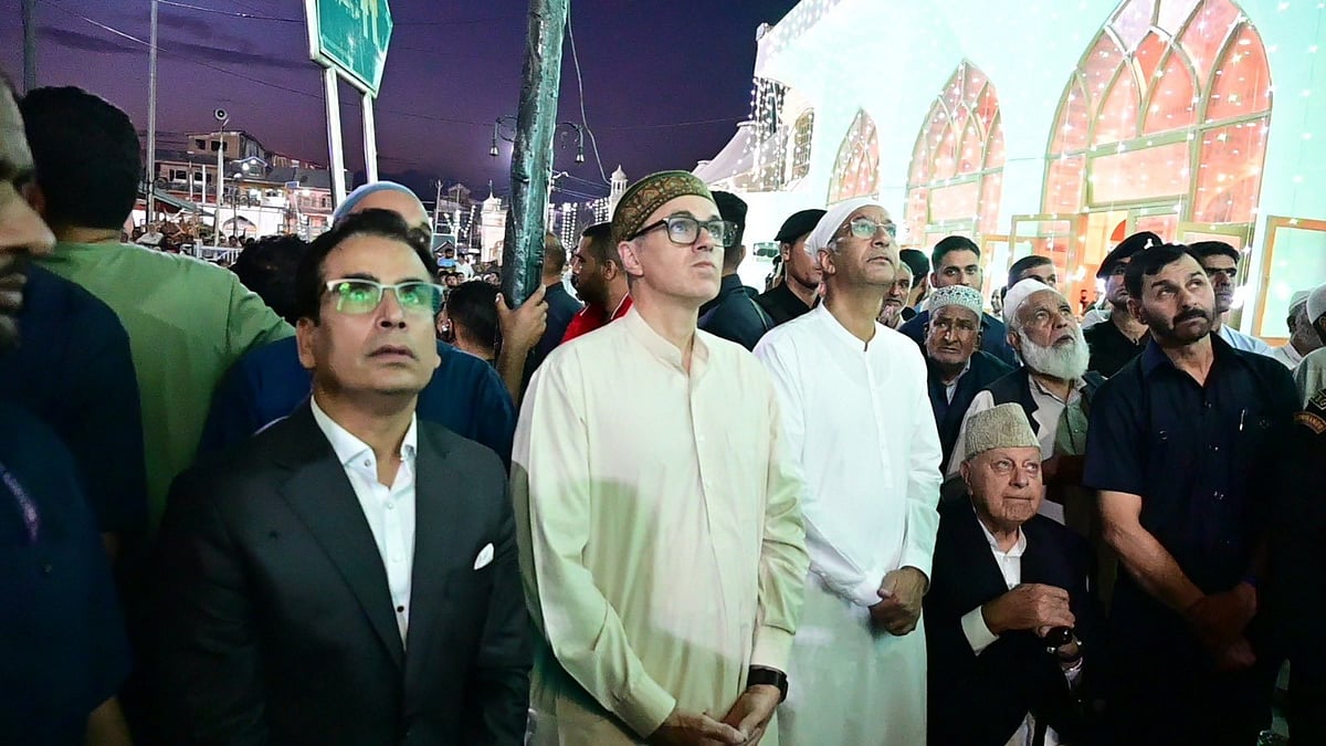 J&K CM offers prayers at Hazratbal mosque amid national emblem row
