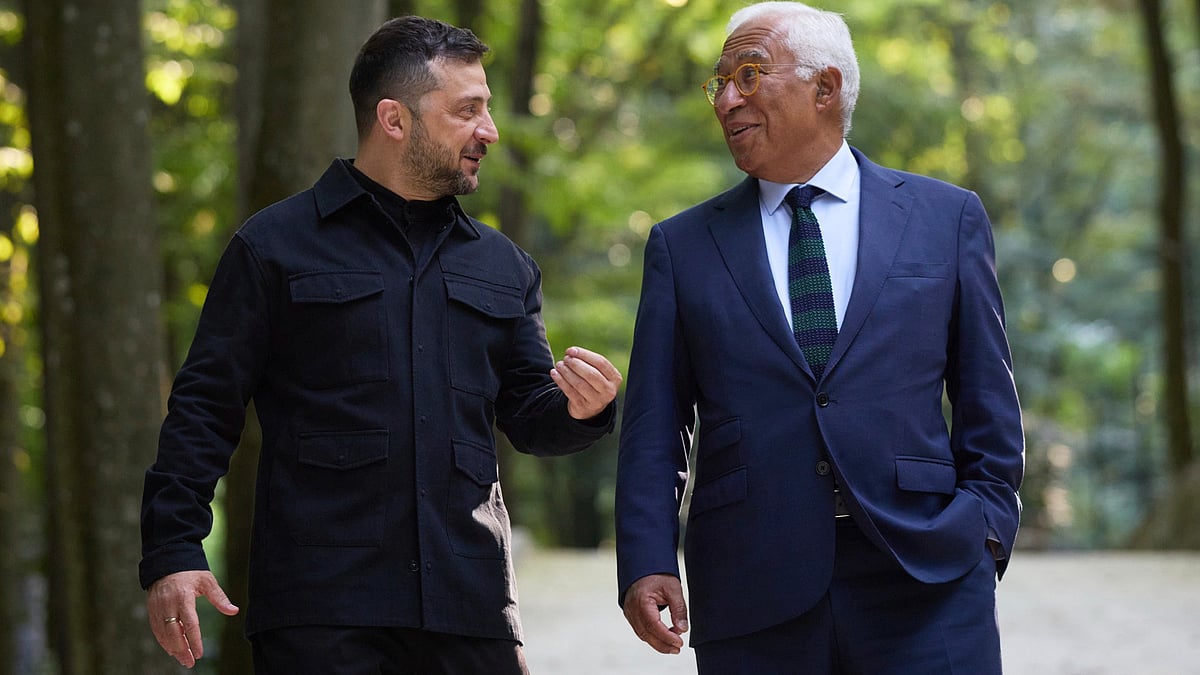 Volodymyr Zelenskyy with European Council president Antonio Costa in Uzhhorod