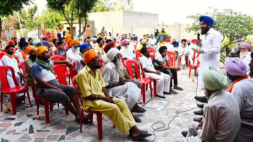 Manjinder Singh Lalpura (standing) 