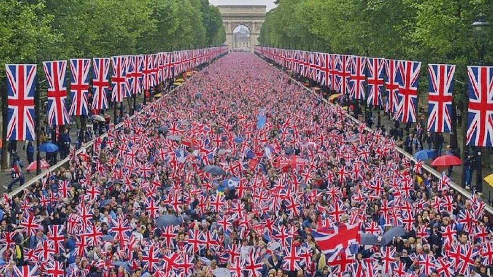 London: Tommy Robinson’s far-right march sees clashes break out, predictably
