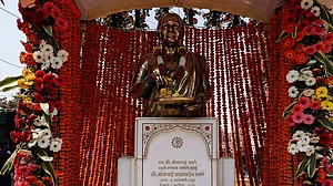 Statue of Meenatai Thackeray defaced: Shiv Sena demands swift action