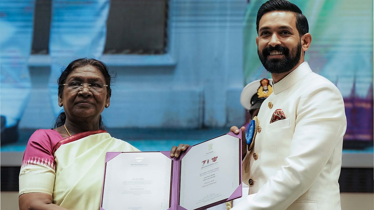 President Droupadi Murmu presenting the national film award to Vikrant Massey 