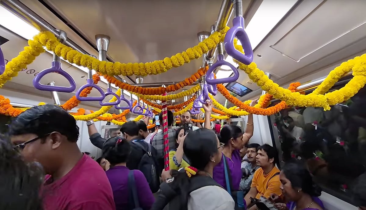Durga Puja sightseeing max: Kolkata Metro sells record 1.10 lakh mobile QR tickets 
