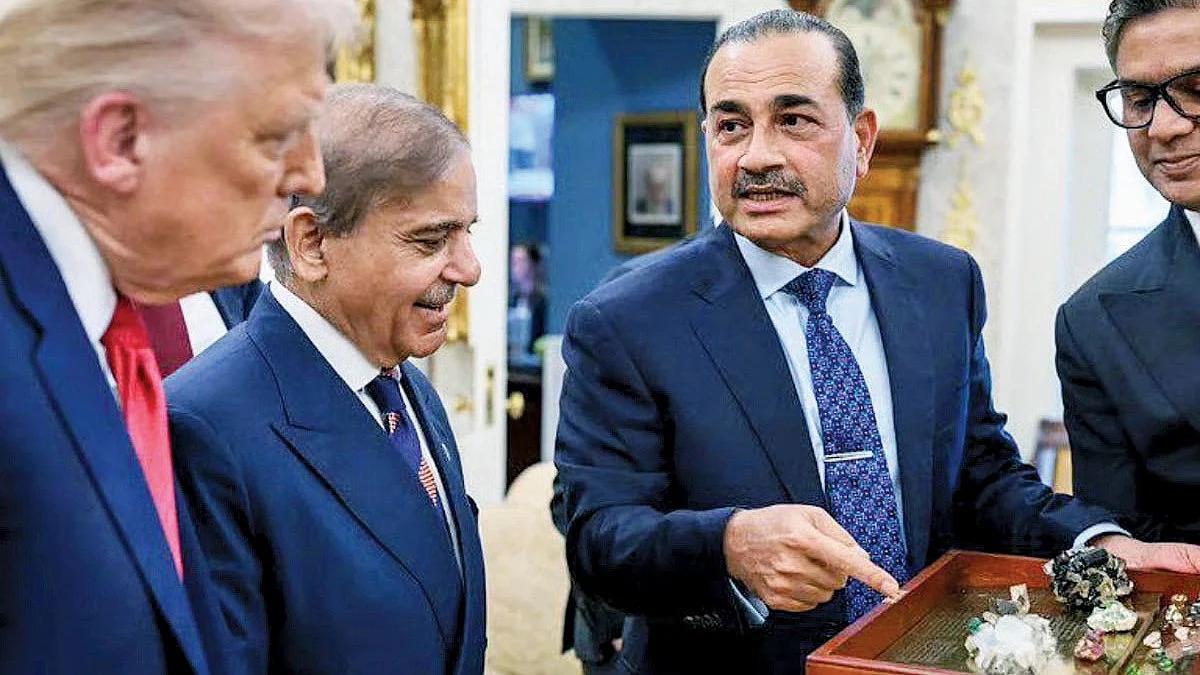 Pakistan PM Shehbaz Sharif and army chief Asim Munir present President Trump some rare-earth elements 