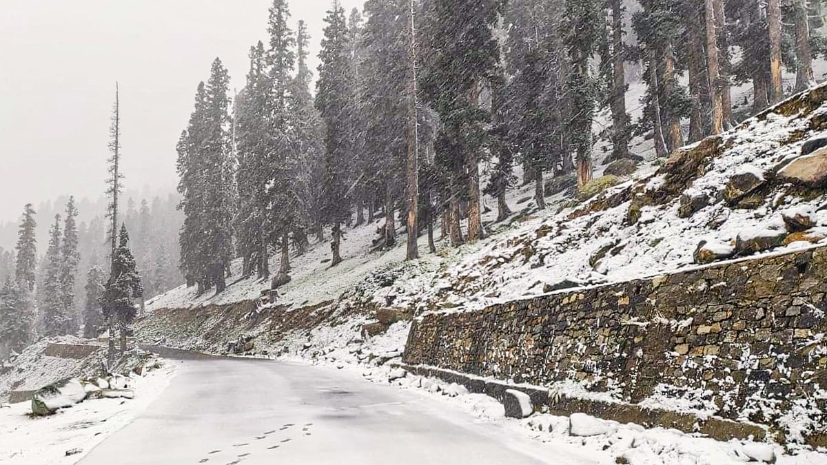 An area of Sinthan Top covered in fresh snow, in Anantnag