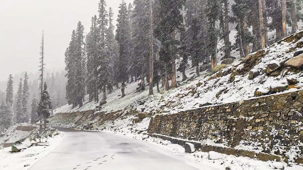 An area of Sinthan Top covered in fresh snow, in Anantnag