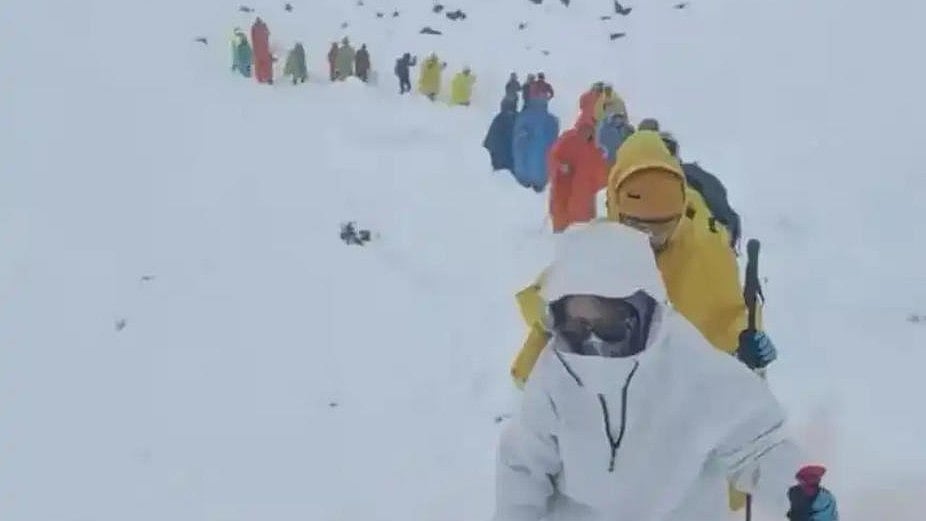 Blizzard strands nearly 1,000 climbers on Everest; rescue underway