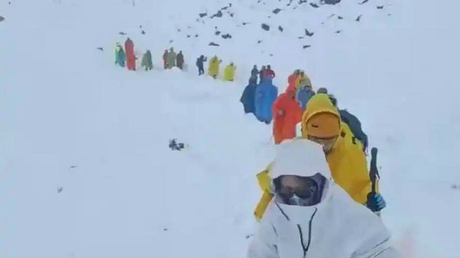 All 850 trekkers rescued after Everest snowstorm on Tibetan side