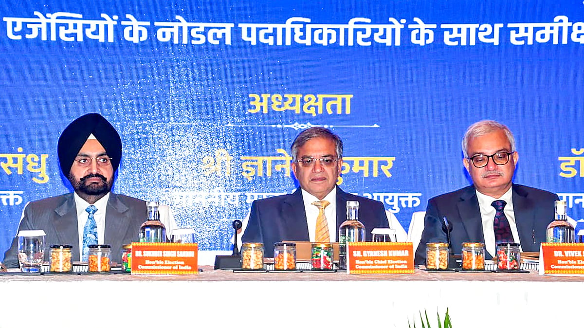 CEC Gyanesh Kumar with ECs Sukhbir Singh Sandhu and Vivek Joshi at a meeting in Bihar, 5 Oct