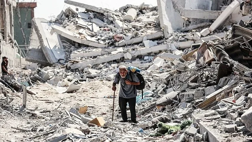 Palestinians return to areas vacated by Israeli forces, coming back to dwellings reduced to rubble.
