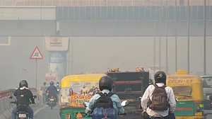 Thick smog blankets Ghazipur, reducing visibility across the area.