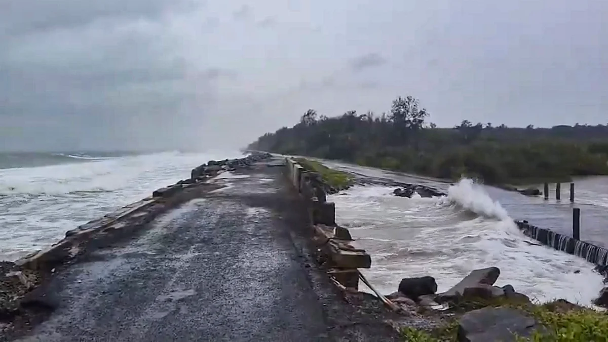 Rough sea ahead of the landfall of Cyclone Montha, in Kakinada, Andhra Pradesh