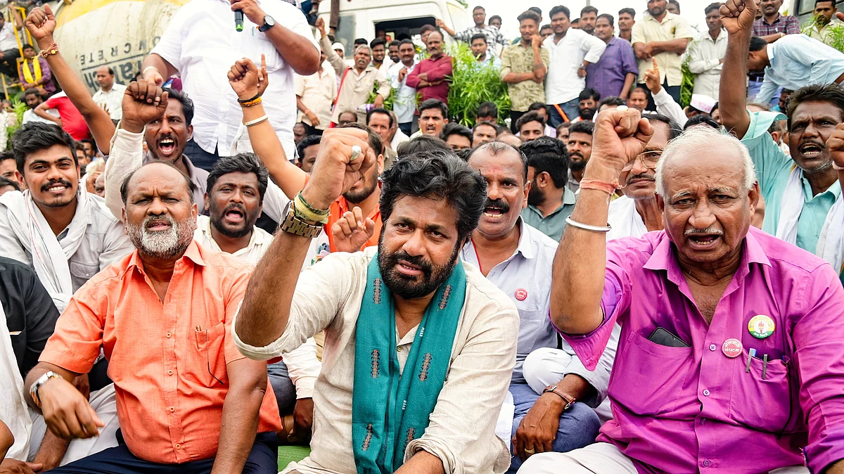 Bachchu Kadu (C), Wamanrao Chatap (R) and others at the protest