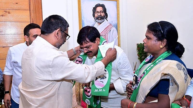 Jharkhand: 5 BJP leaders join JMM ahead of Ghatsila bypoll