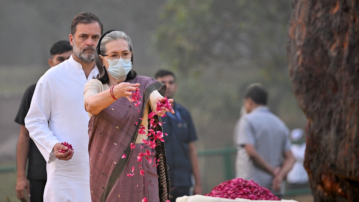 Nation pays solemn tribute to Indira Gandhi on 41st martyrdom anniversary