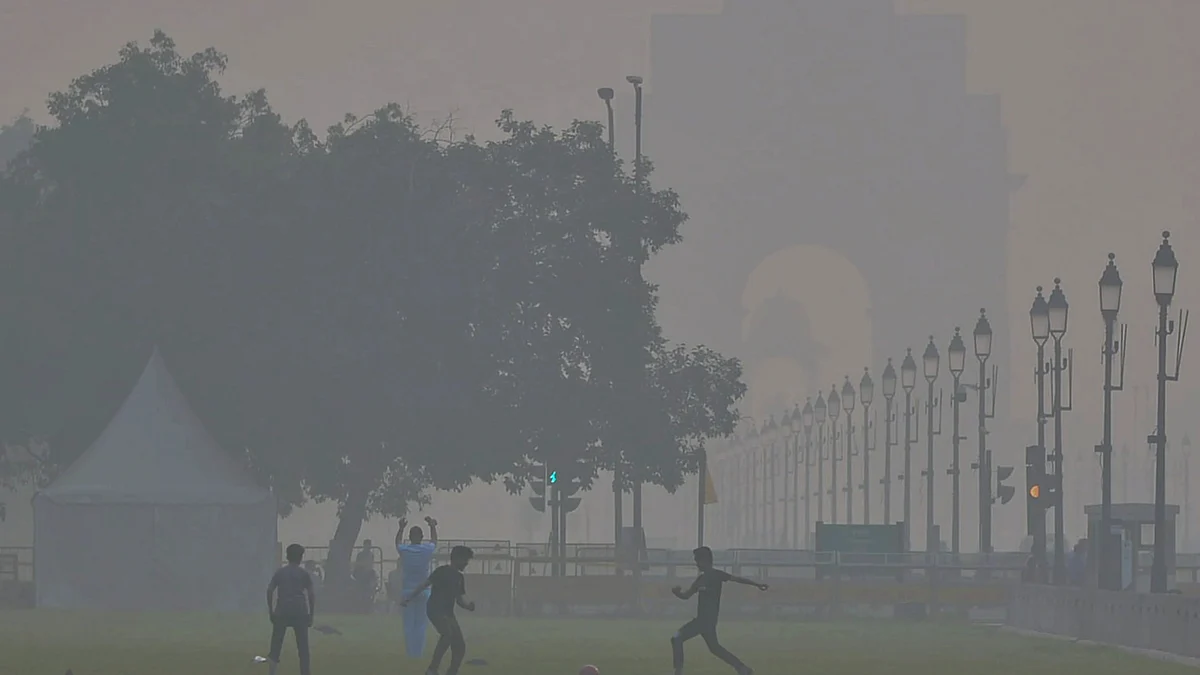 Children play near Kartavya Path on a smoggy Sunday morning in Delhi. (photo: PTI)