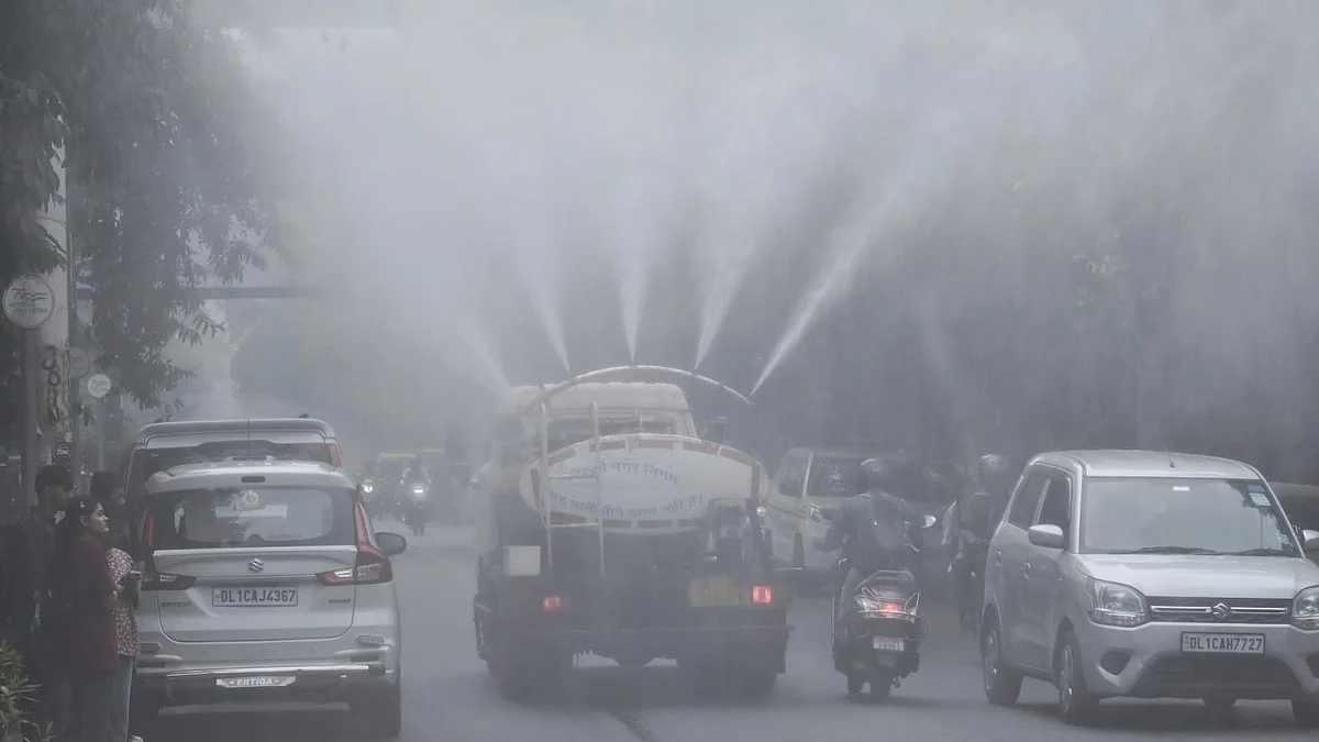 An anti-smog gun sprays fine water mist to reduce pollution levels in New Delhi.