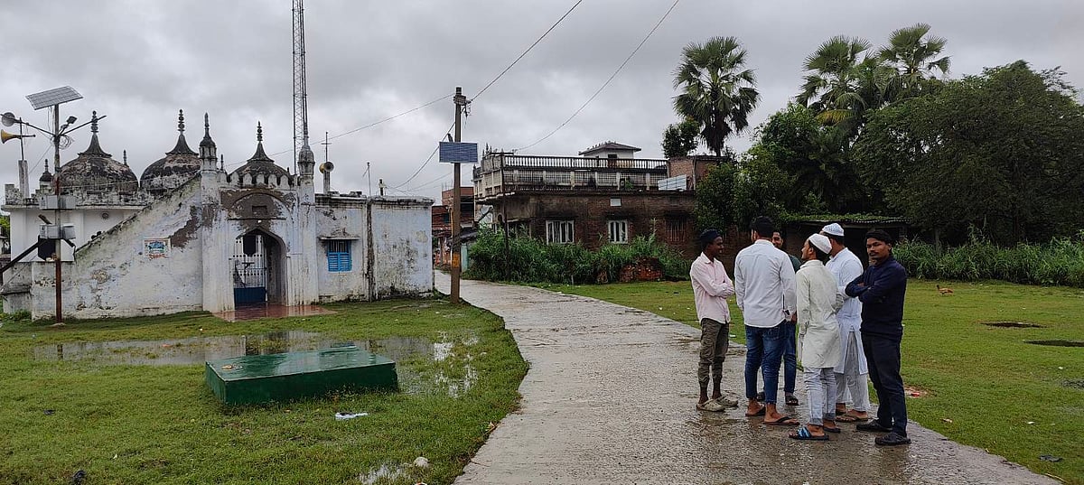An impromptu political discussion in Katasa village