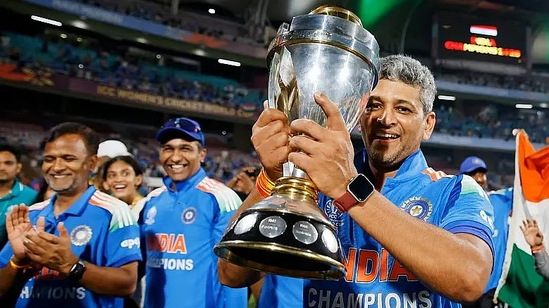 Amol Muzumdar does a trophy tour with the support staff in Mumbai on Sunday night