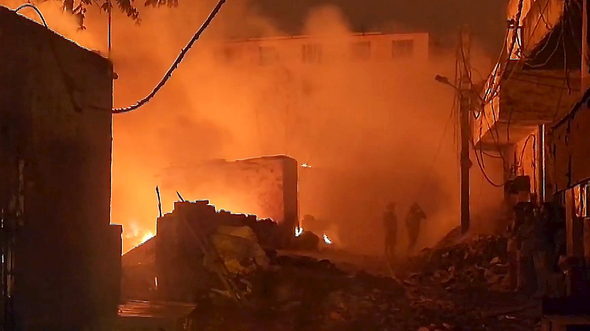 Massive fire near Rithala Metro kills 1, razes hundreds of shanties