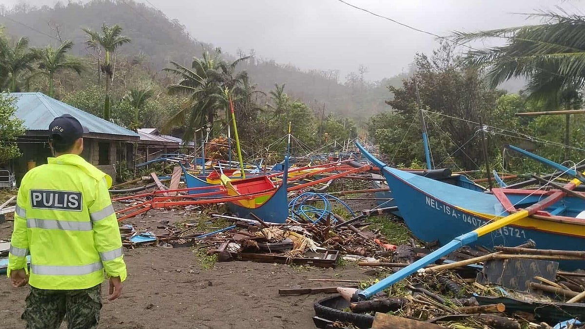 Typhoon Fung-wong hits Philippines, displaces 1.4 million before moving towards Taiwan