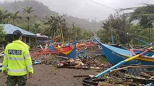 Typhoon Fung-wong hits Philippines, displaces 1.4 million before moving towards Taiwan