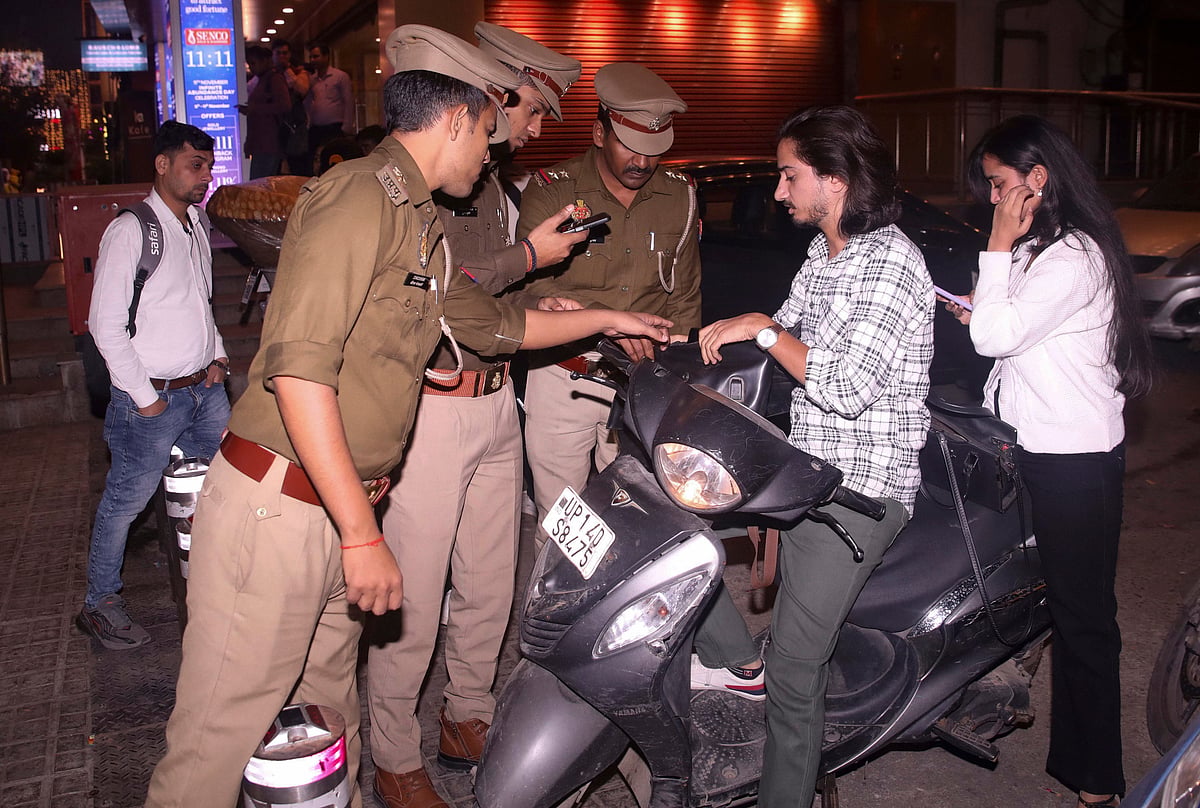 Police check documents of commuters in Noida