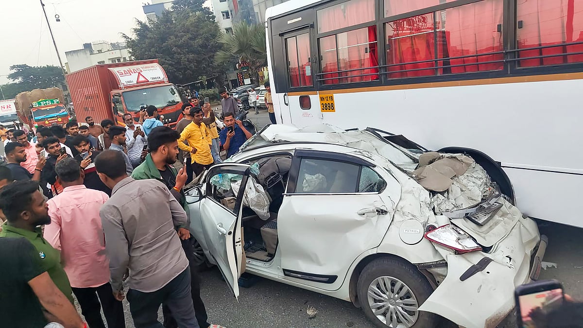 Eight dead as car crushed between two container trucks on Mumbai–Bengaluru highway