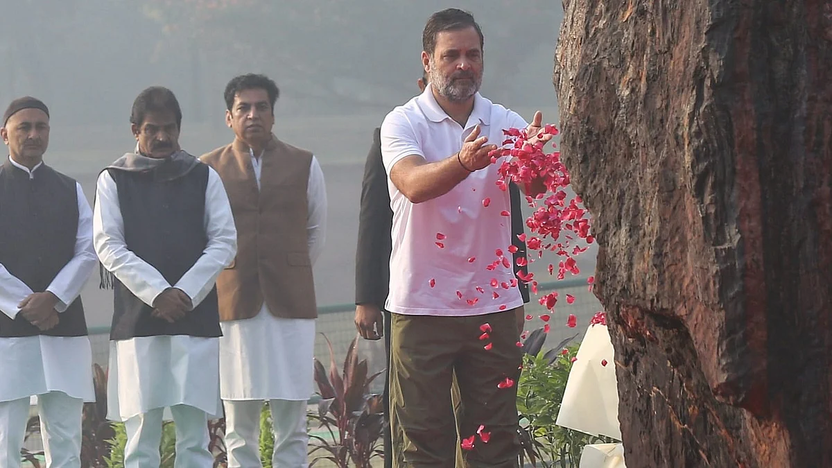 Congress leader Rahul Gandhi paying floral tributes at Shakti Sthal. (Vipin/