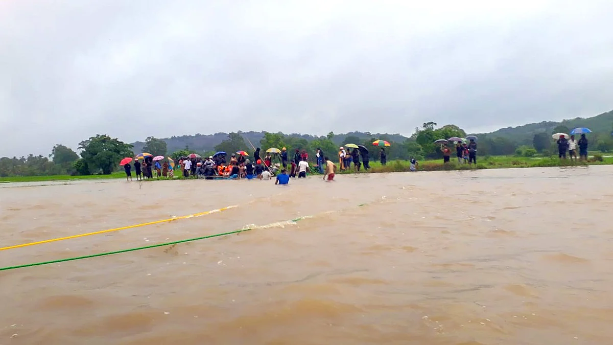 Rescue efforts underway in Mahawa and Eluwankulam