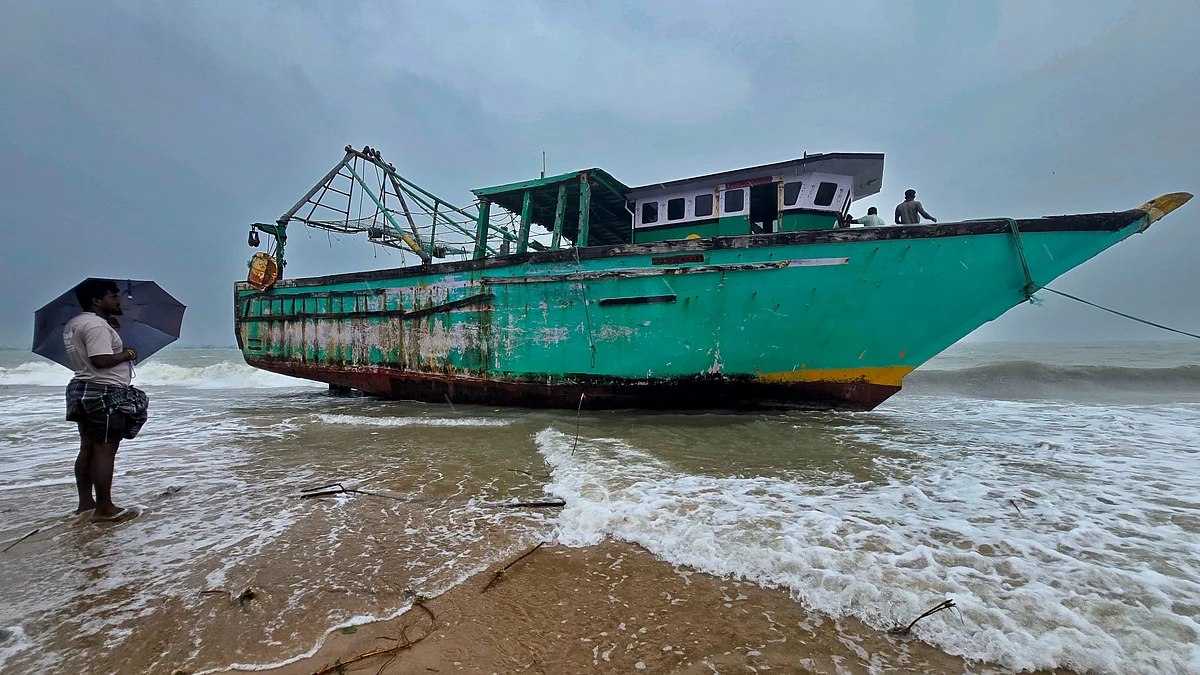 Mechanised fishing boat braves gusty winds from Cyclone Ditwah in Rameswaram.