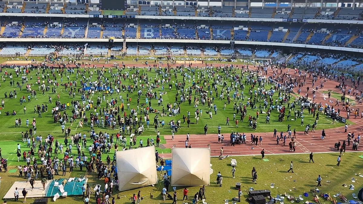 Salt Lake Stadium resembled a battlefield with fans taking over the pitch