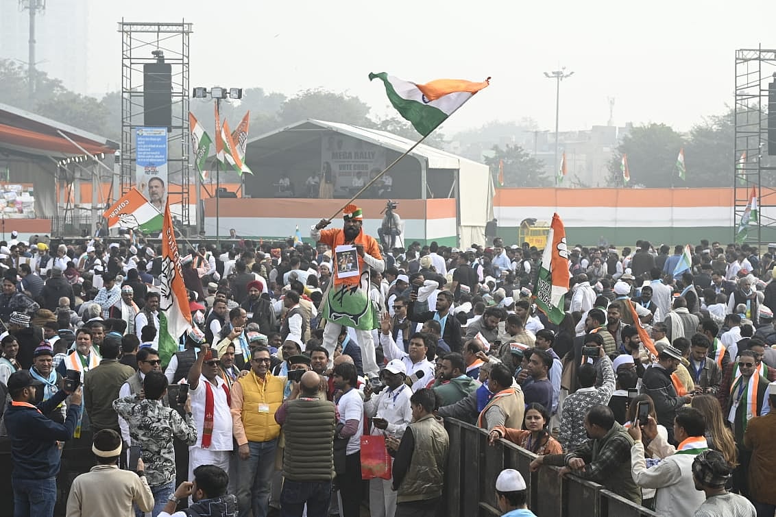 The crowds cheered as senior Congress leadership raised issues from the stage. 